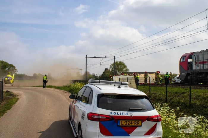 Trein sleept auto honderden meters mee over spoor, bestuurder overleden