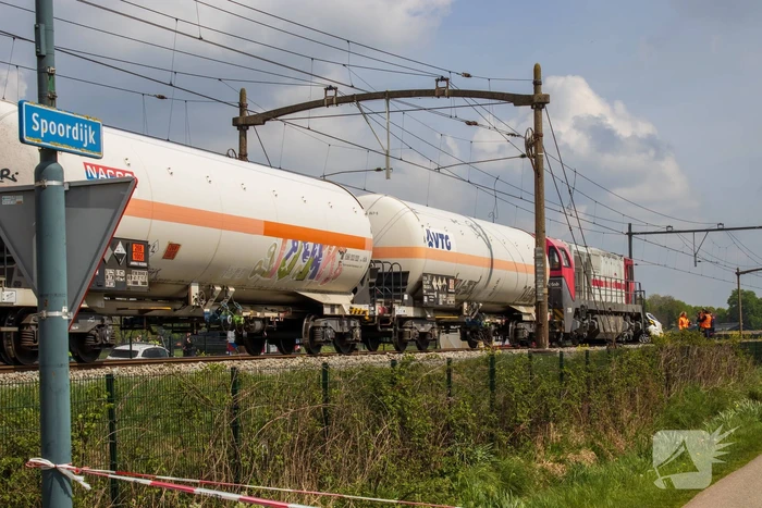 Trein sleept auto honderden meters mee over spoor, bestuurder overleden