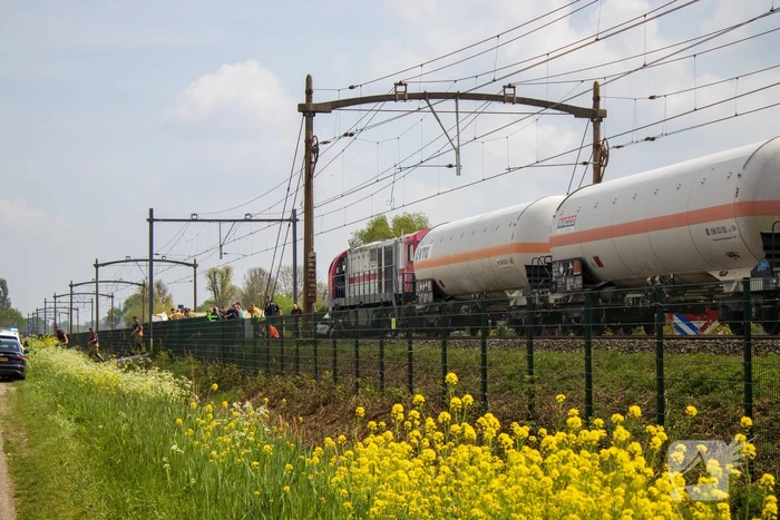 Trein sleept auto honderden meters mee over spoor, bestuurder overleden
