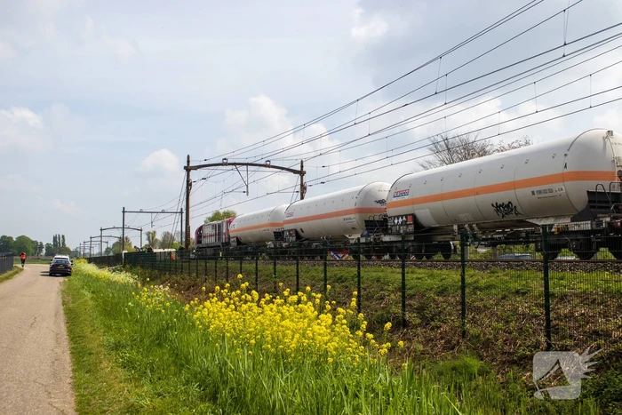 Trein sleept auto honderden meters mee over spoor, bestuurder overleden