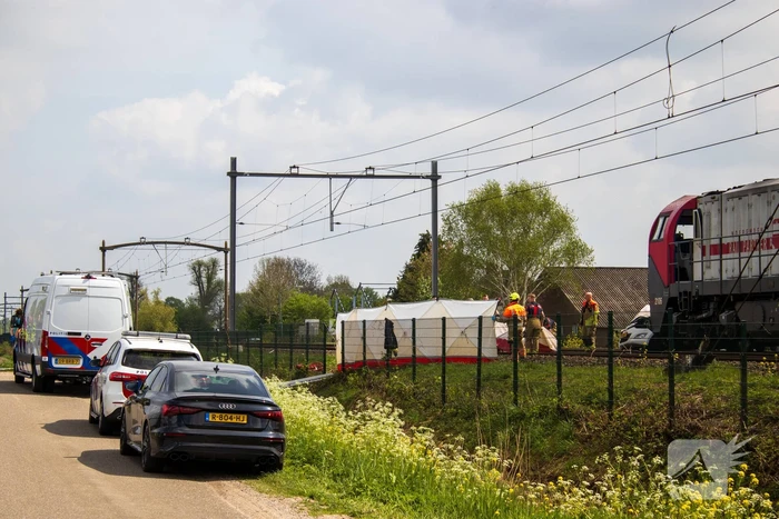 Trein sleept auto honderden meters mee over spoor, bestuurder overleden
