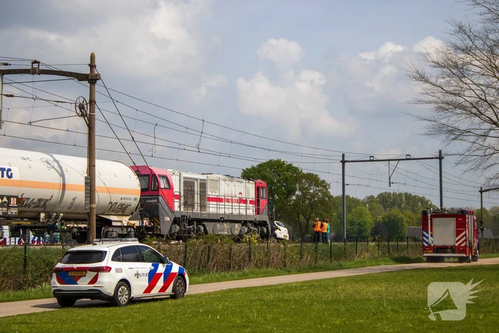 Trein sleept auto honderden meters mee over spoor, bestuurder overleden