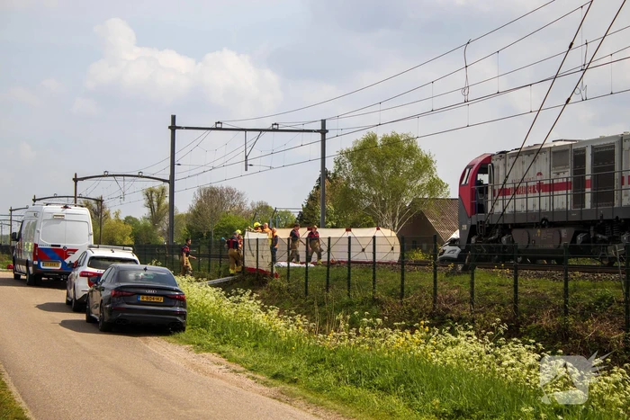 Trein sleept auto honderden meters mee over spoor, bestuurder overleden
