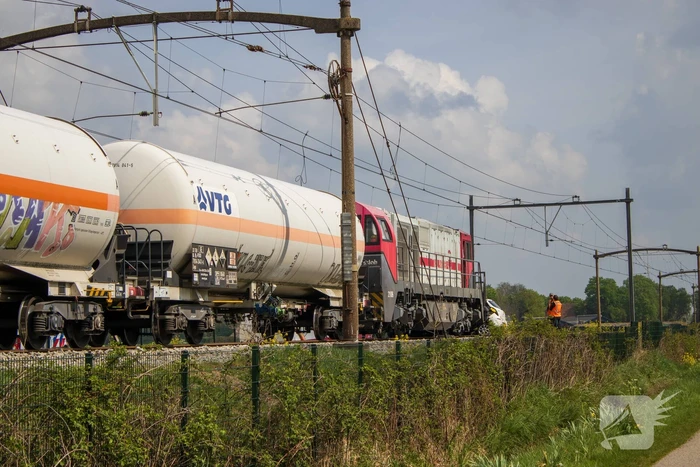 Trein sleept auto honderden meters mee over spoor, bestuurder overleden