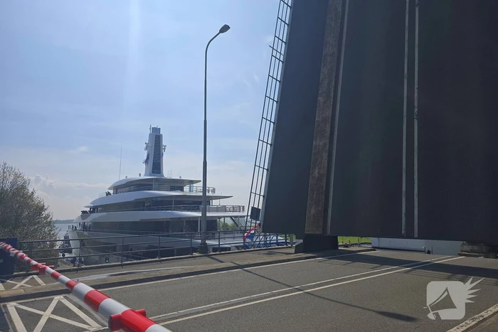 Gigantisch jacht passeert Houtribsluizen