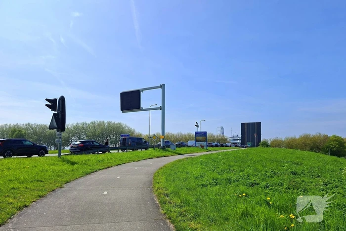 Gigantisch jacht passeert Houtribsluizen