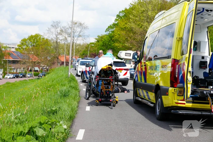 Man valt met fiets en raakt gewond