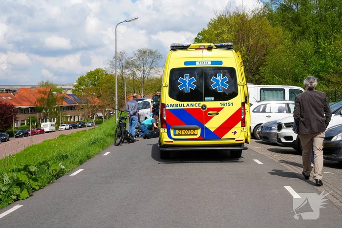 Man valt met fiets en raakt gewond