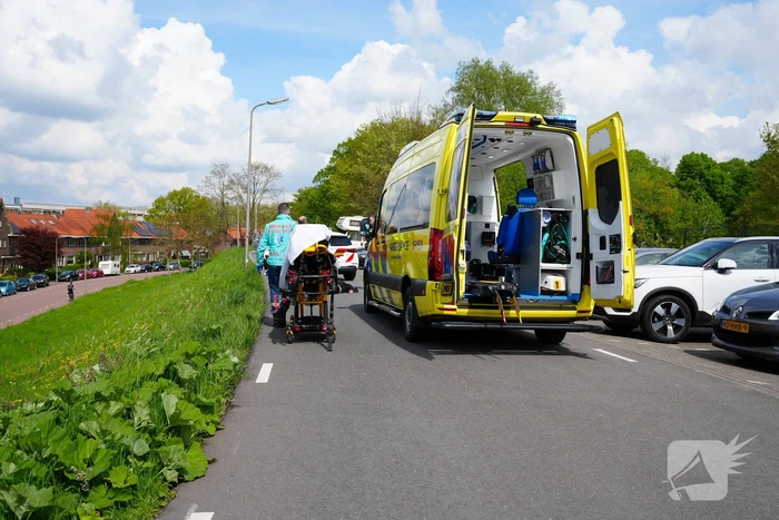 Man valt met fiets en raakt gewond