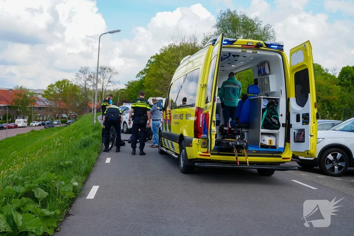 Man valt met fiets en raakt gewond