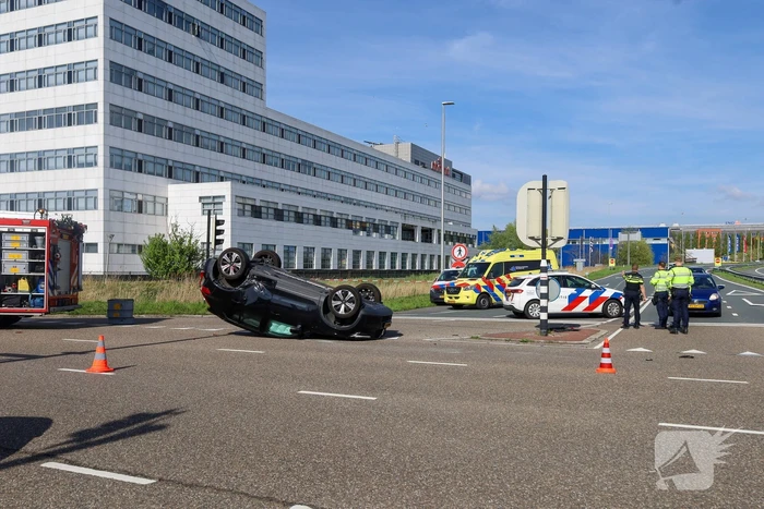 Auto belandt op kop na botsing, bestuurder gewond