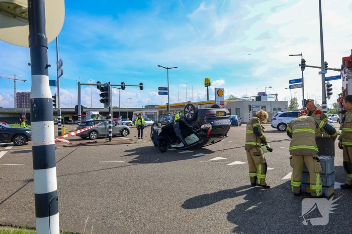 Auto belandt op kop na botsing, bestuurder gewond