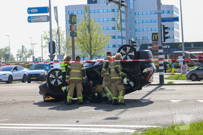 Auto belandt op kop na botsing, bestuurder gewond