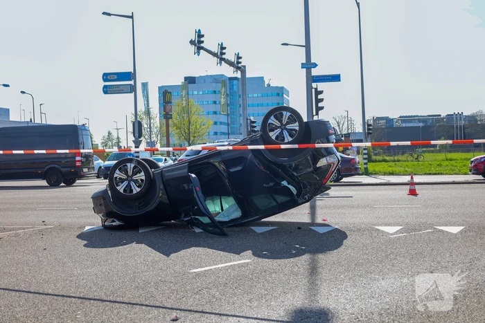 Auto belandt op kop na botsing, bestuurder gewond