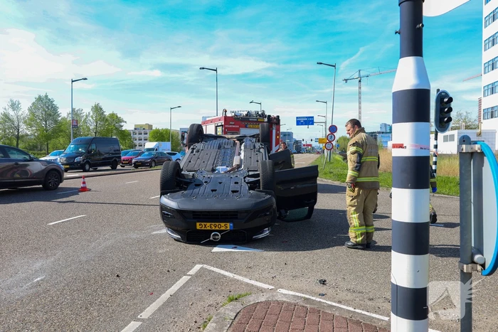 Auto belandt op kop na botsing, bestuurder gewond