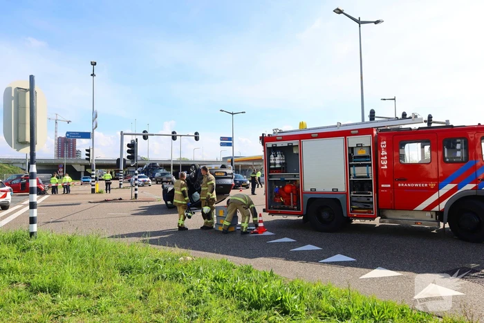 Auto belandt op kop na botsing, bestuurder gewond