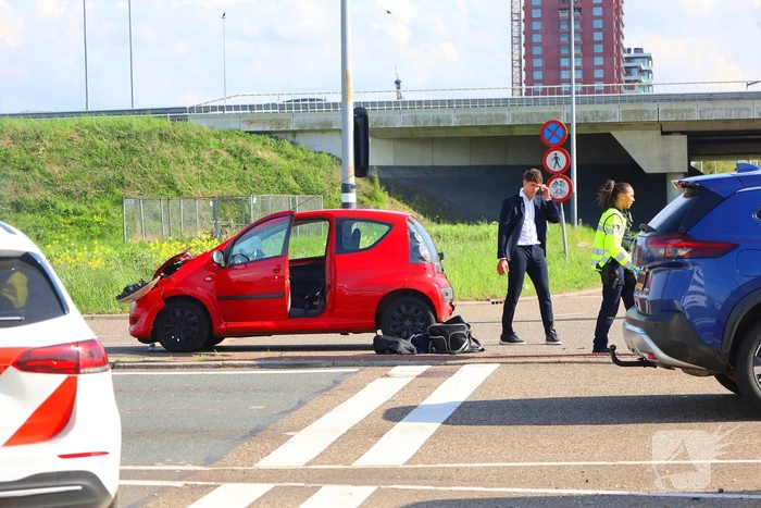 Auto belandt op kop na botsing, bestuurder gewond