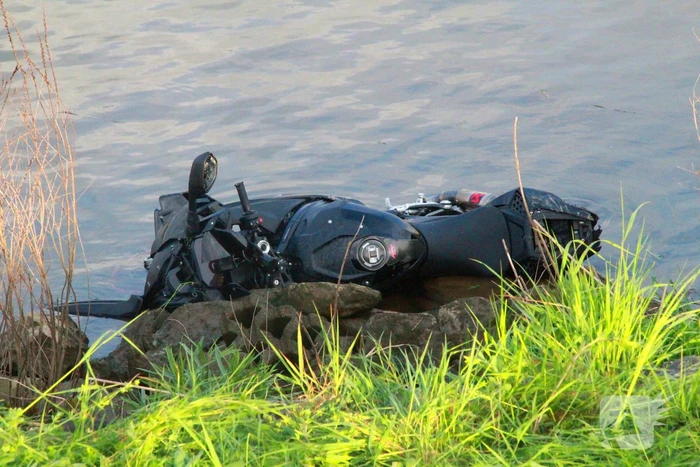 Motorrijder belandt in het water