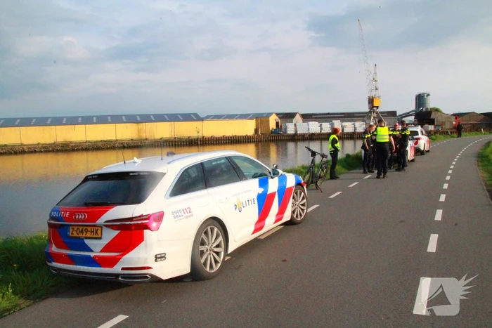 Motorrijder belandt in het water