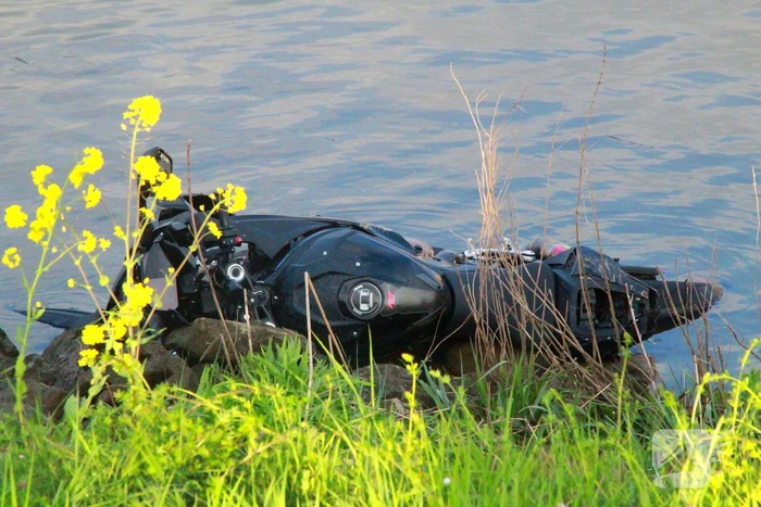 Motorrijder belandt in het water