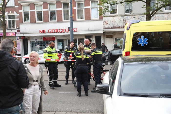 Persoon bekneld tussen twee voertuigen