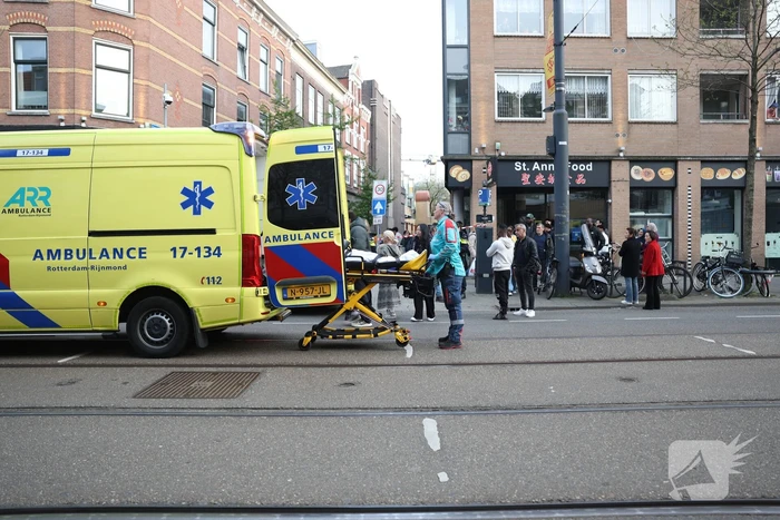 Persoon bekneld tussen twee voertuigen