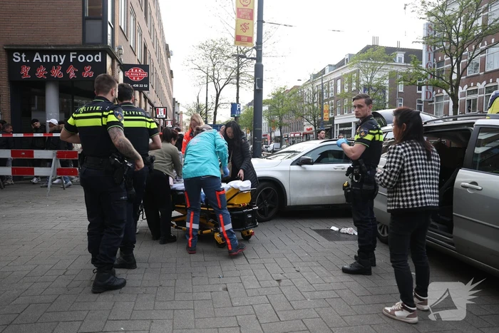 Persoon bekneld tussen twee voertuigen