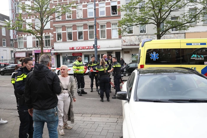 Persoon bekneld tussen twee voertuigen