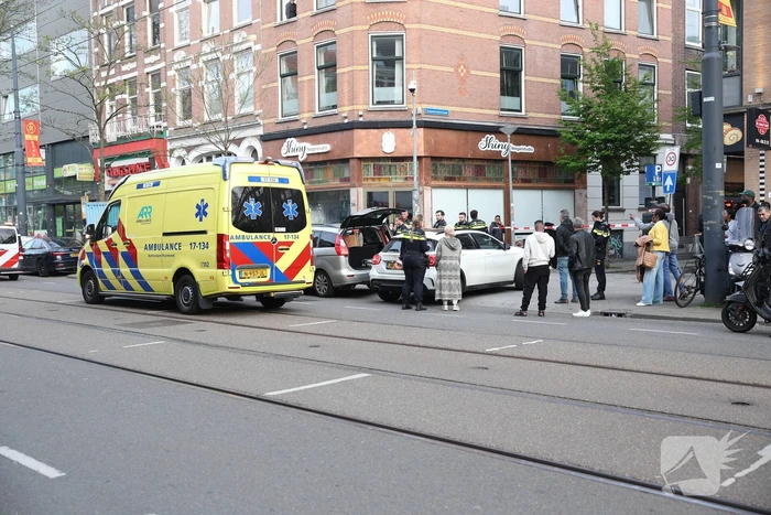 Persoon bekneld tussen twee voertuigen