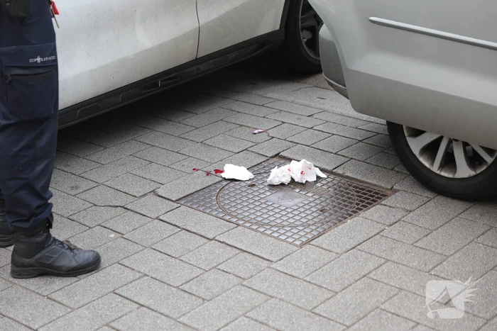 Persoon bekneld tussen twee voertuigen