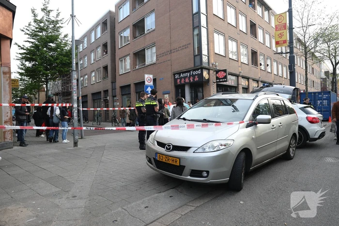 Persoon bekneld tussen twee voertuigen
