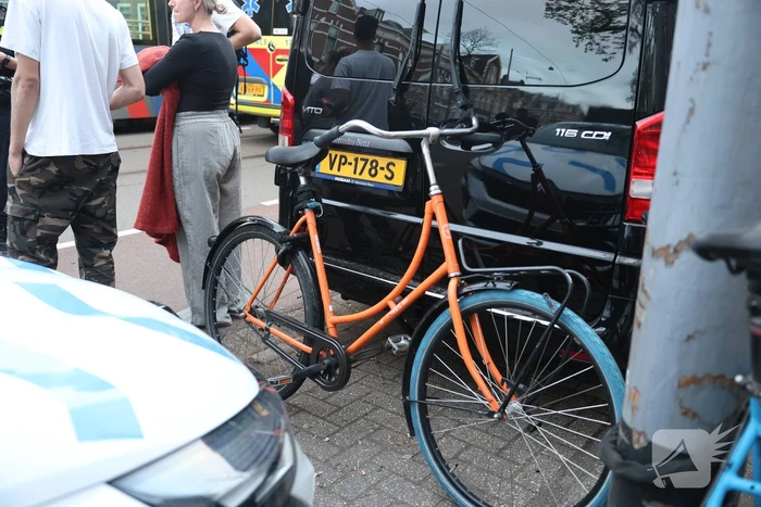 Motorrijder rijdt fietser aan en gaat ervandoor