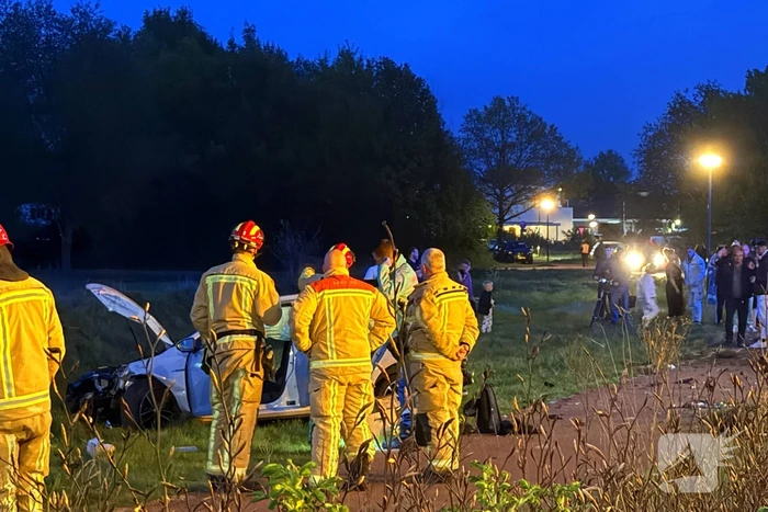 Eenzijdig ongeval auto belandt op fietspad