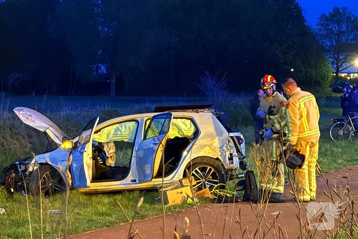Eenzijdig ongeval auto belandt op fietspad