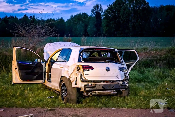 Eenzijdig ongeval auto belandt op fietspad