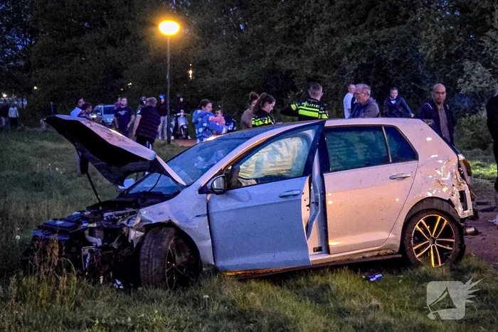 Eenzijdig ongeval auto belandt op fietspad