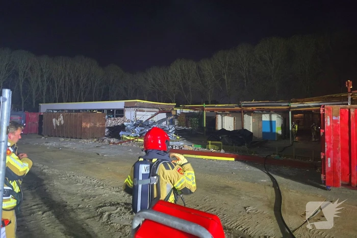Brandweer druk met meerdere afval branden