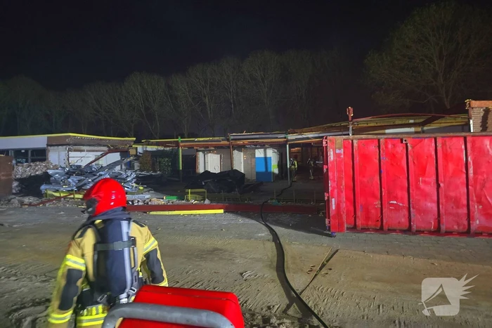 Brandweer druk met meerdere afval branden