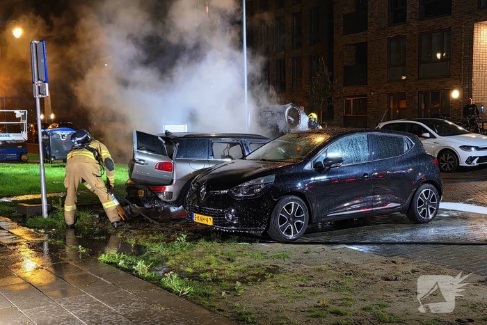 Brandweer blust nachtelijke autobrand