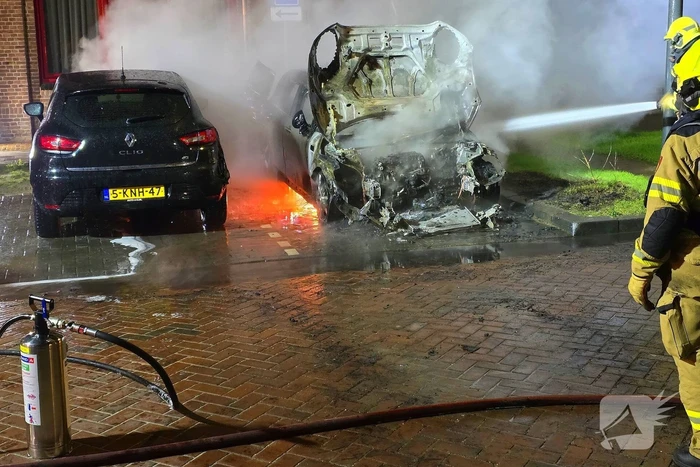 Brandweer blust nachtelijke autobrand