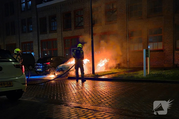 Brandweer blust nachtelijke autobrand