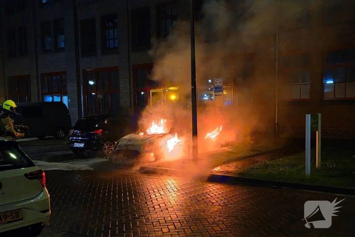 Brandweer blust nachtelijke autobrand