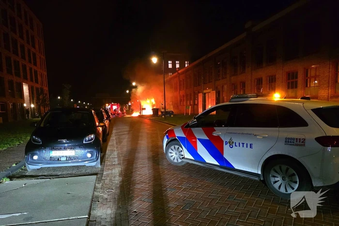 Brandweer blust nachtelijke autobrand