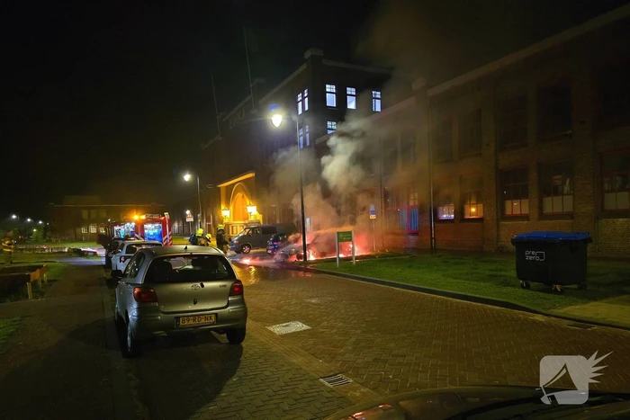 Brandweer blust nachtelijke autobrand