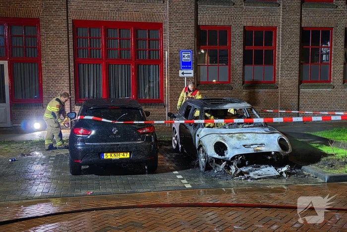 Brandweer blust nachtelijke autobrand