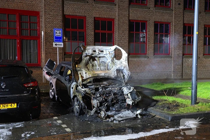 Brandweer blust nachtelijke autobrand