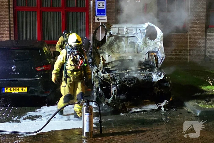 Brandweer blust nachtelijke autobrand
