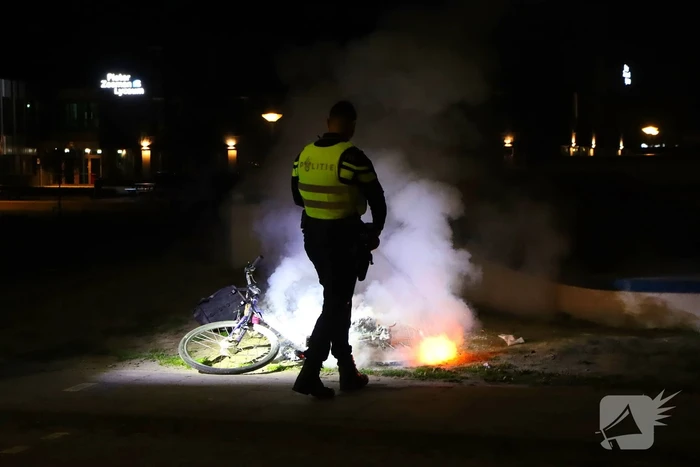 Brandweer blust brandende fiets