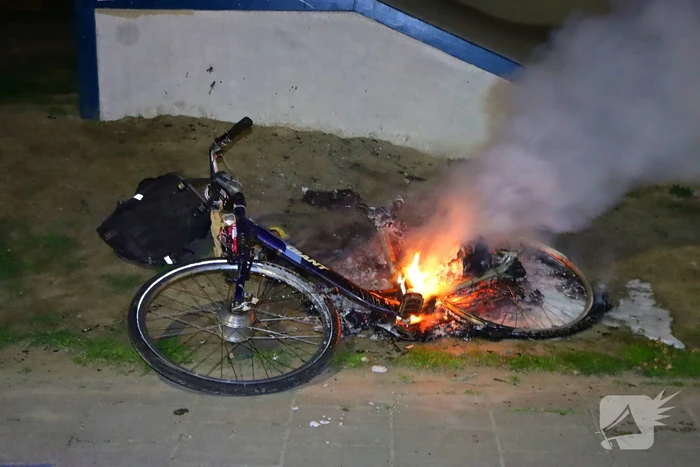 Brandweer blust brandende fiets
