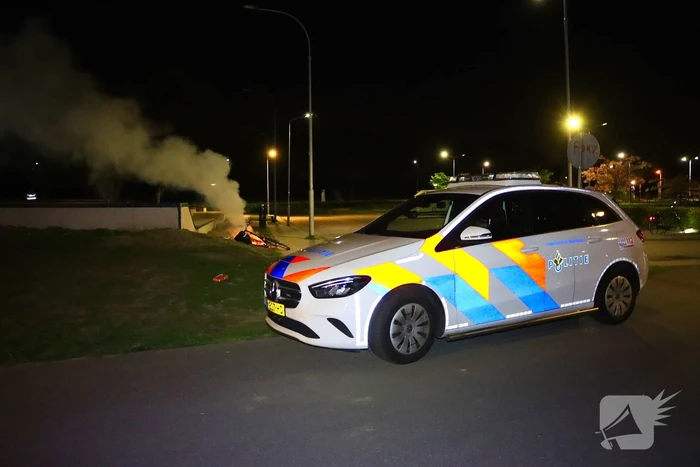 Brandweer blust brandende fiets
